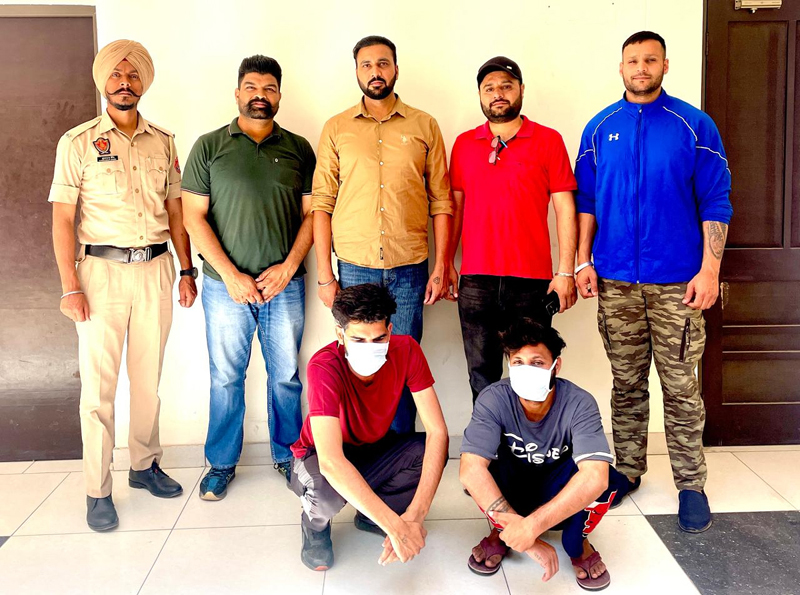 Police arrested two drug smugglers with 110 grams of heroin